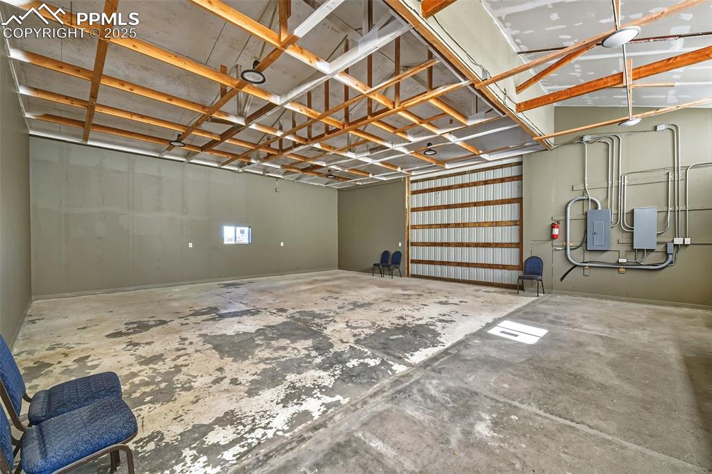 Image 36 of 46: Garage