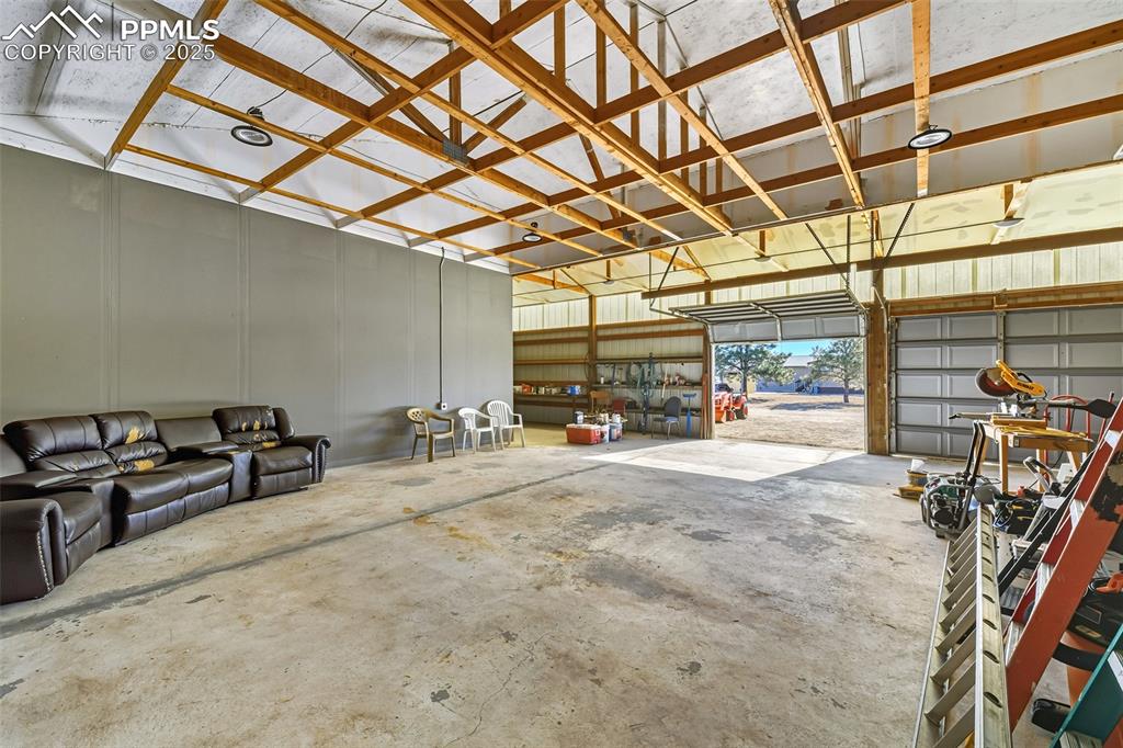 Image 39 of 46: Garage