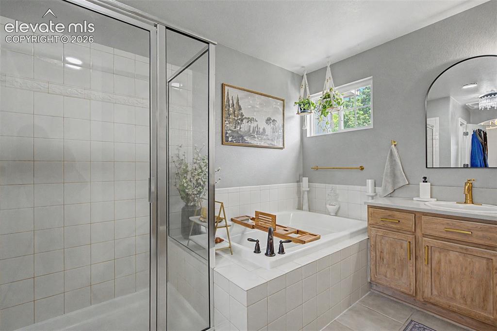 Image 17 of 38: Bathroom