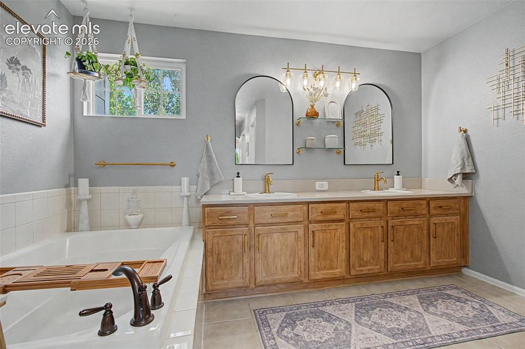 Image 18 of 38: Bathroom