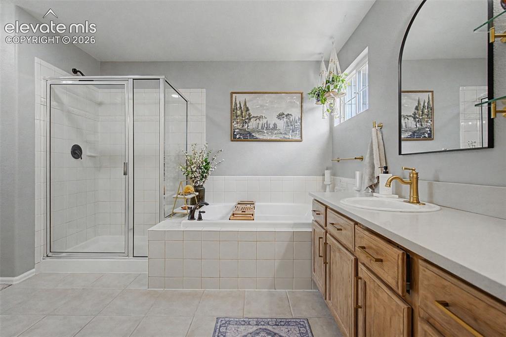 Image 19 of 38: Bathroom