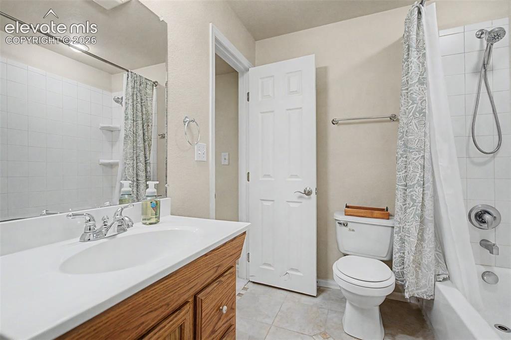 Image 32 of 38: Bathroom