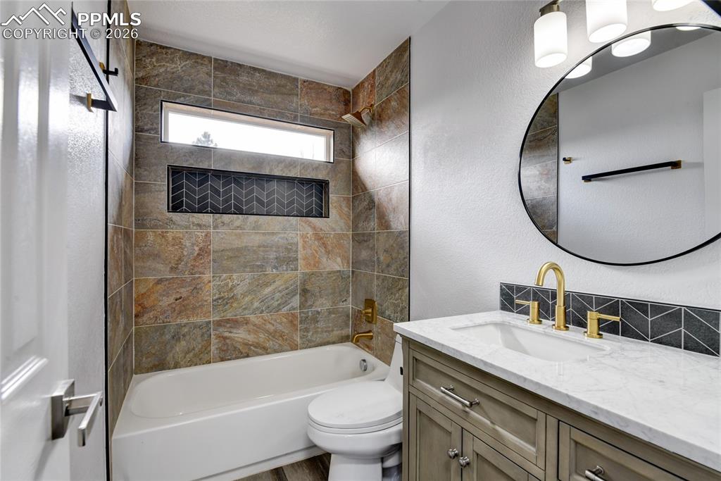 Image 19 of 33: Bathroom