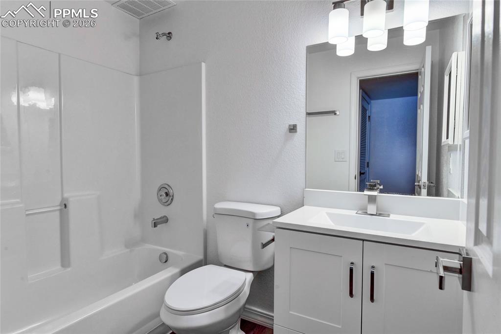 Image 27 of 33: Bathroom