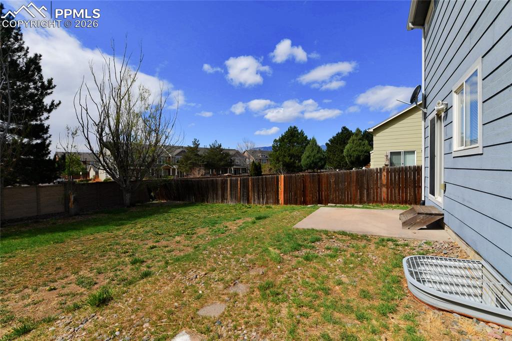 Image 30 of 33: Yard