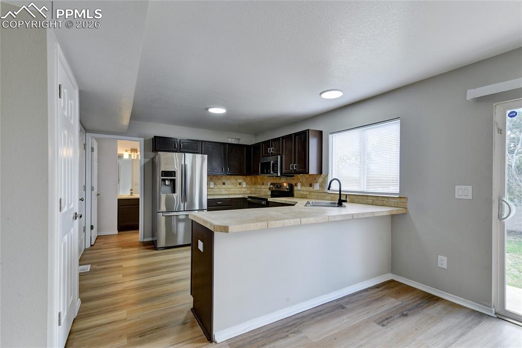 Image 7 of 33: Kitchen