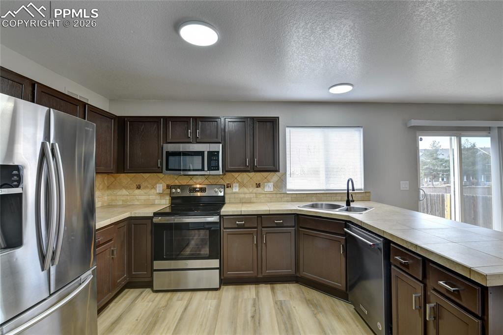 Image 8 of 33: Kitchen