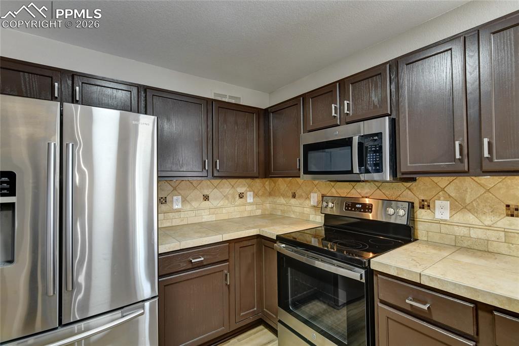 Image 9 of 33: Kitchen