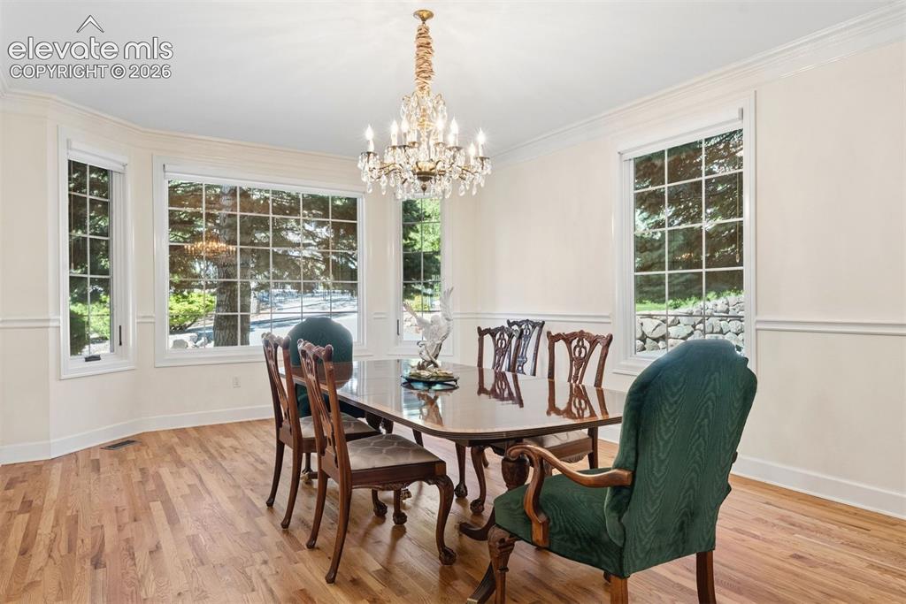 Image 16 of 50: Dining Area