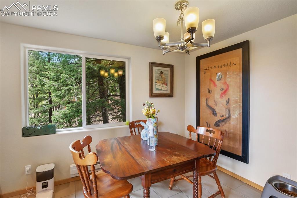 Image 14 of 28: Dining Area