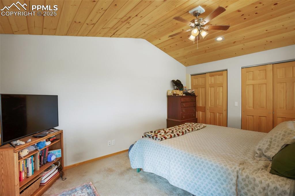 Image 16 of 28: Bedroom