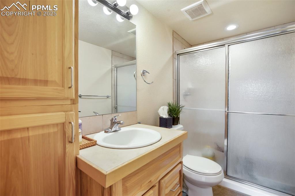 Image 17 of 28: Bathroom