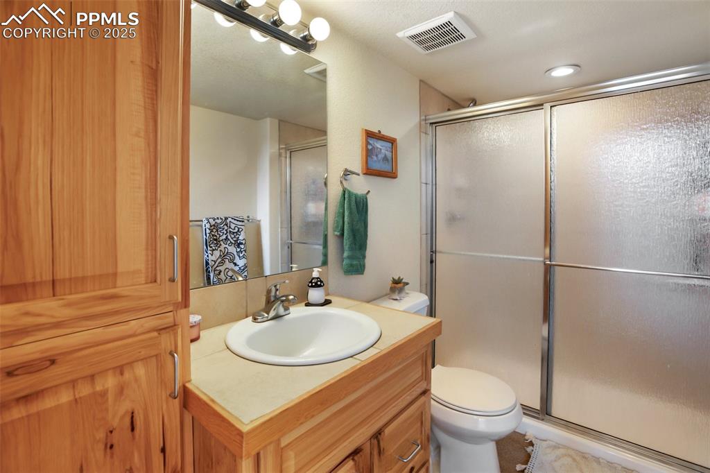 Image 9 of 28: Bathroom