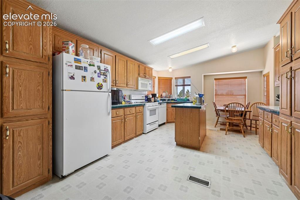 Image 10 of 45: Kitchen