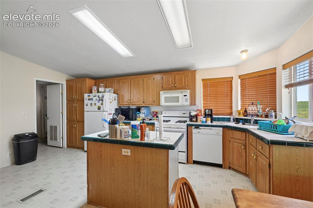 Image 13 of 45: Kitchen