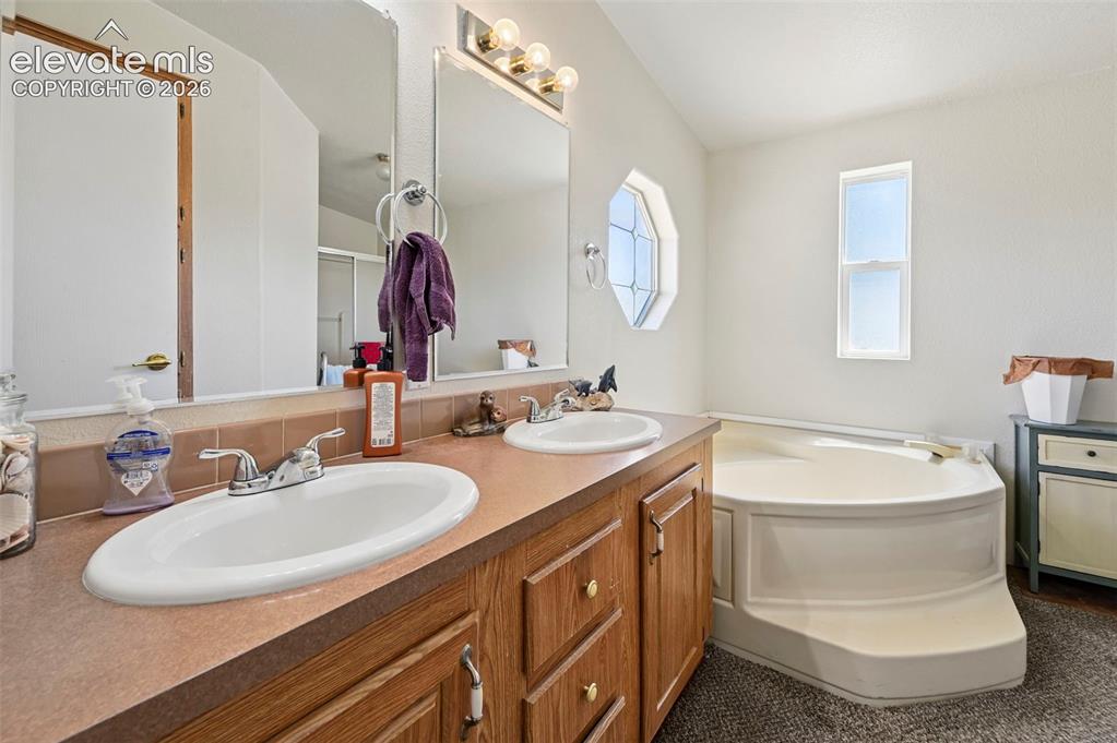 Image 17 of 45: Bathroom