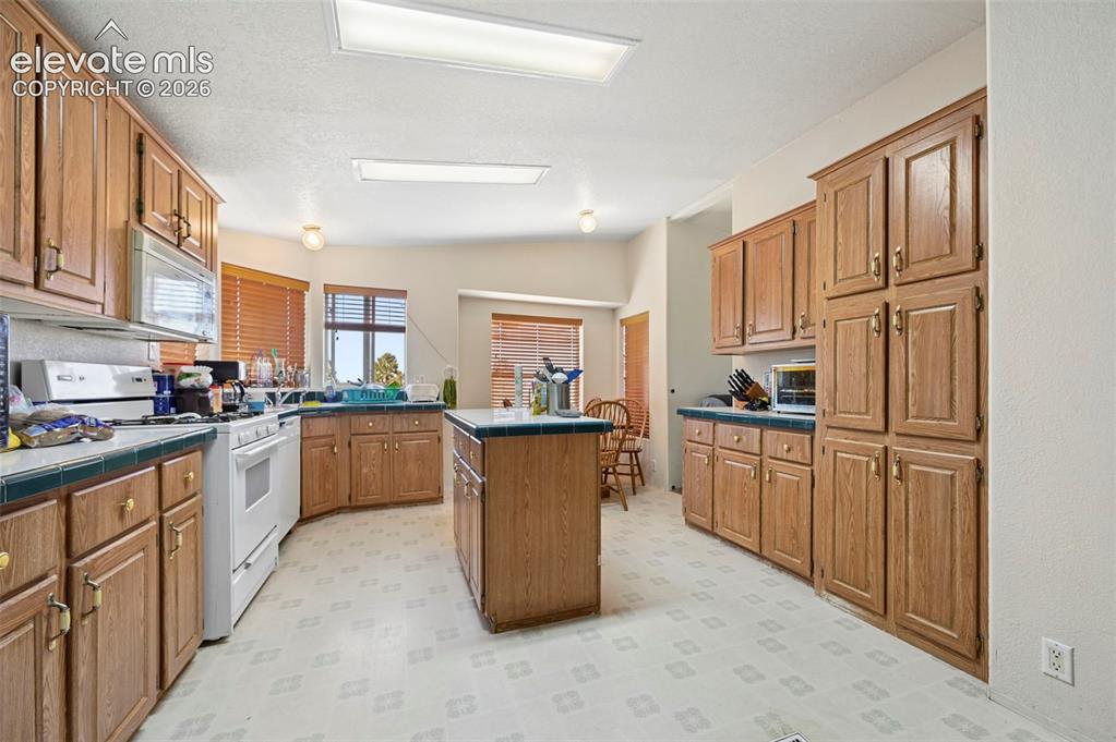 Image 9 of 45: Kitchen