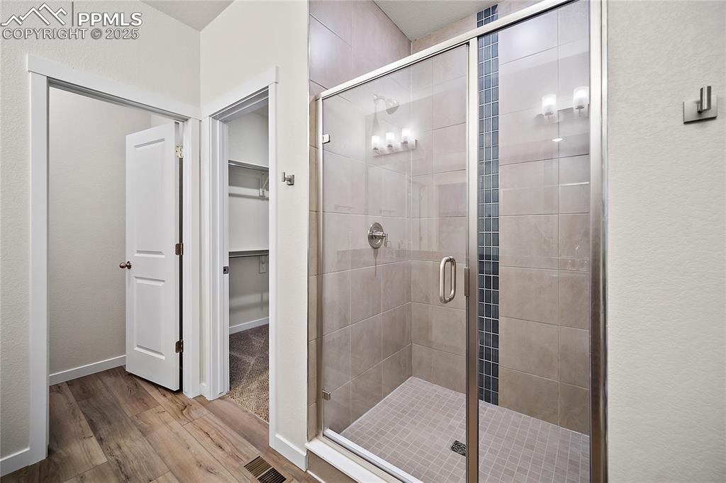 Image 25 of 39: Bathroom