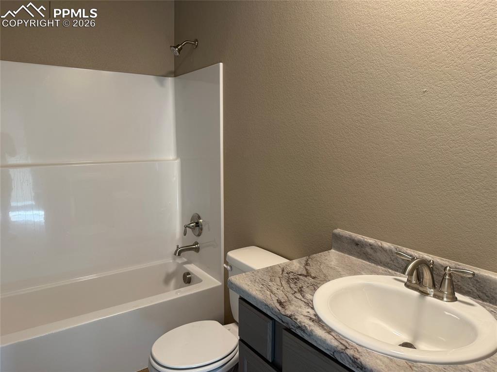 Image 14 of 19: Bathroom