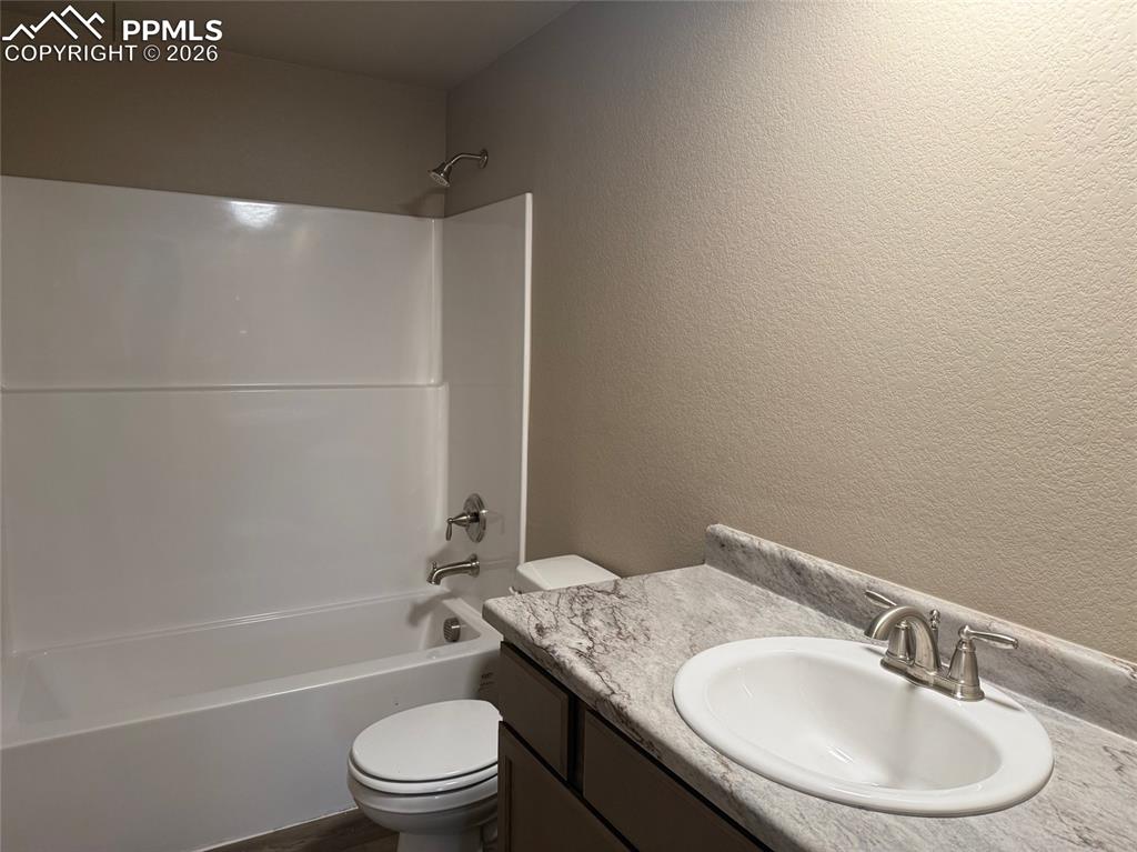 Image 19 of 19: Bathroom