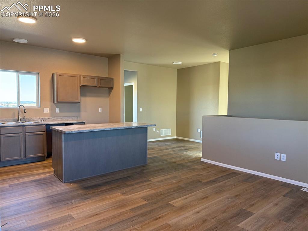 Image 3 of 19: Kitchen