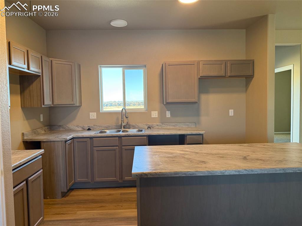 Image 4 of 19: Kitchen