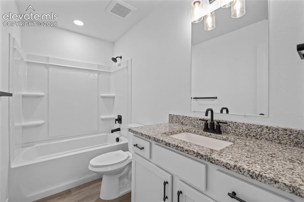 Image 15 of 20: Bathroom
