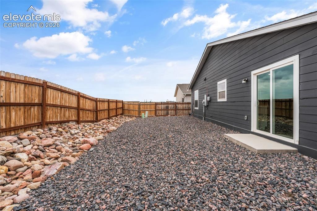 Image 18 of 20: Yard
