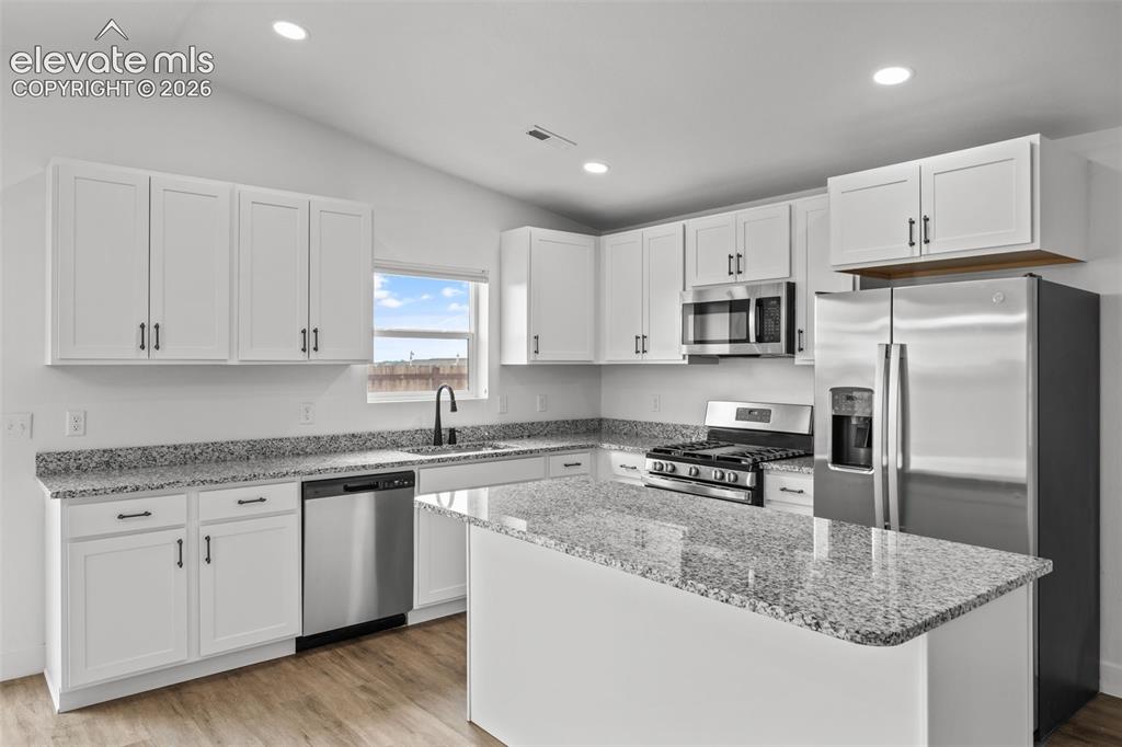 Image 7 of 20: Kitchen
