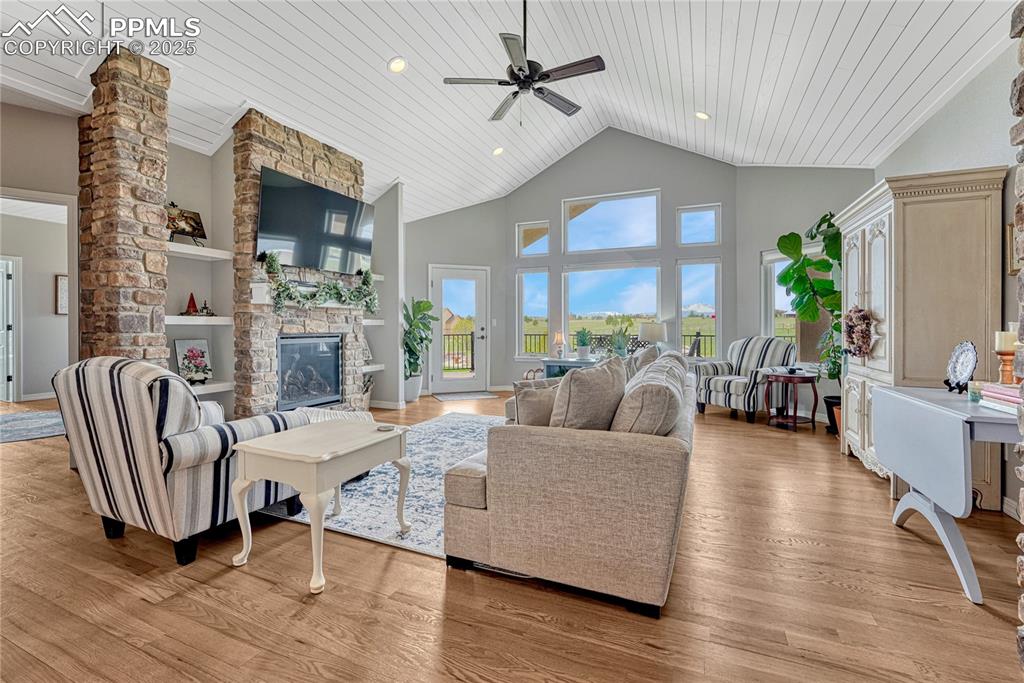 Image 8 of 50: Great Room
