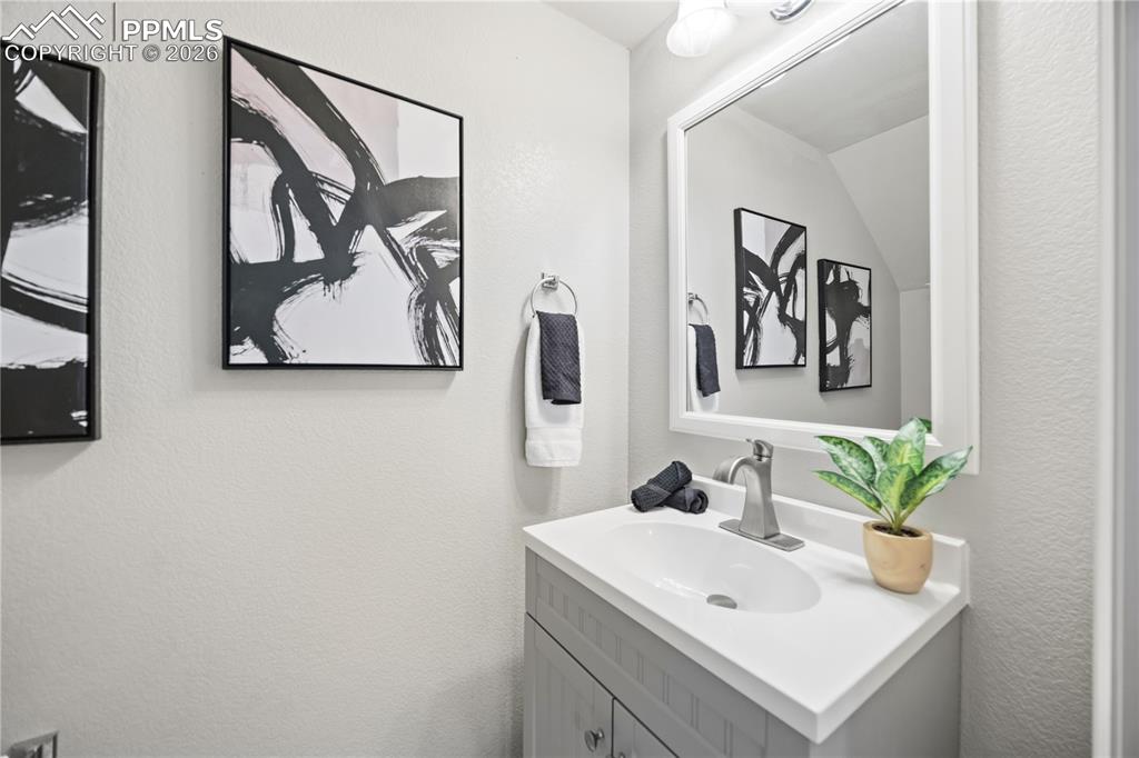 Image 14 of 27: Bathroom