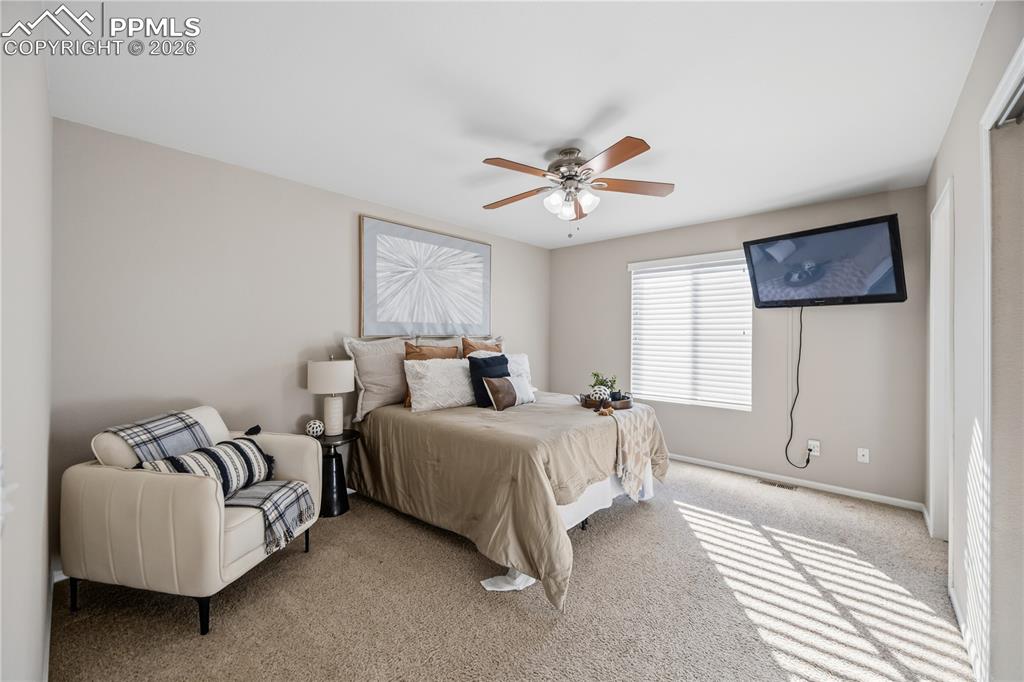 Image 15 of 27: Bedroom