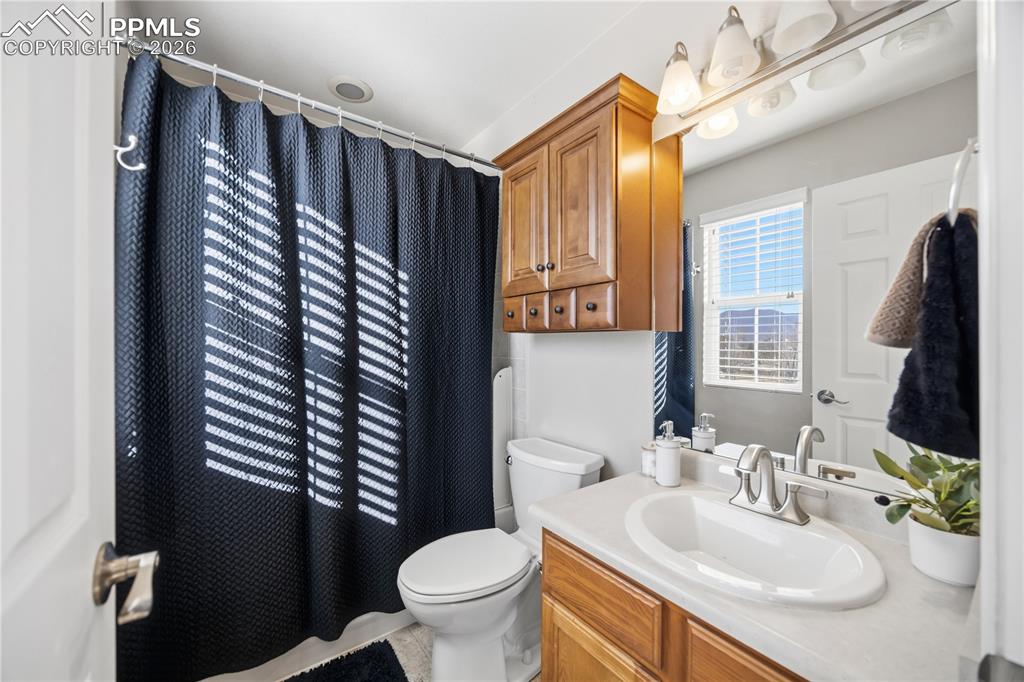 Image 18 of 27: Bathroom