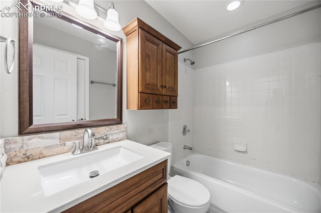 Image 24 of 27: Bathroom