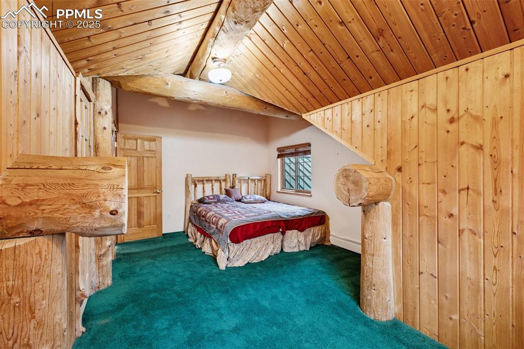 Image 32 of 46: Bedroom