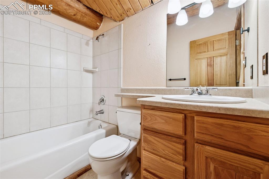 Image 33 of 46: Bathroom