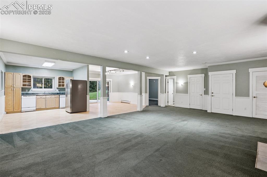 Image 35 of 46: Living Room