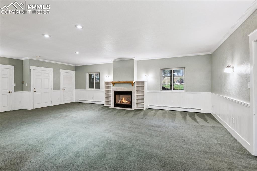 Image 37 of 46: Living Room