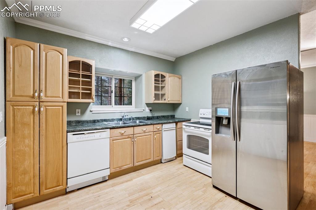 Image 38 of 46: Kitchen