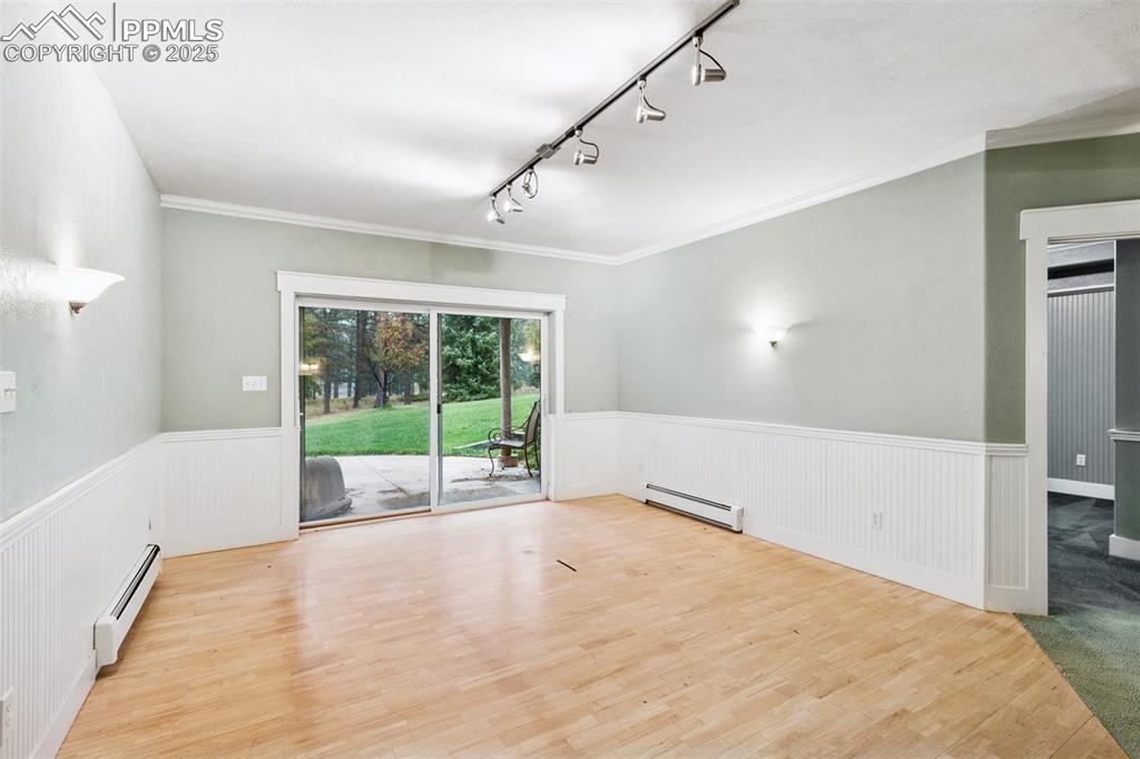 Image 40 of 46: Dining Area