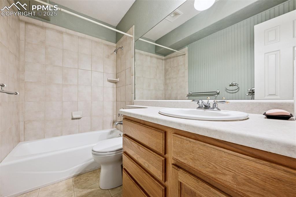 Image 43 of 46: Bathroom