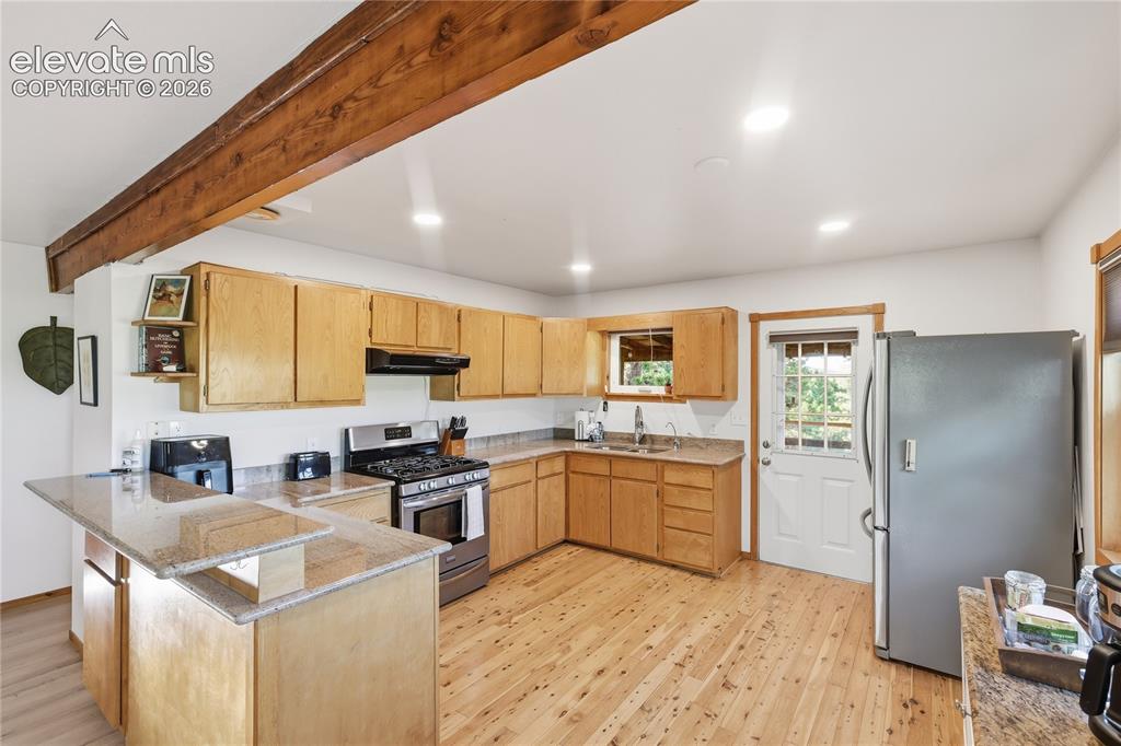 Image 31 of 42: Kitchen