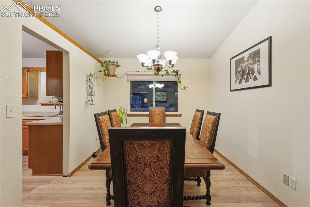 Image 15 of 37: Dining Area