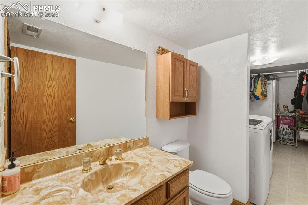 Image 21 of 37: Bathroom