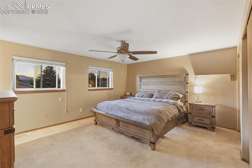 Image 23 of 37: Bedroom