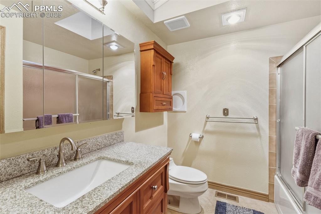 Image 24 of 37: Bathroom