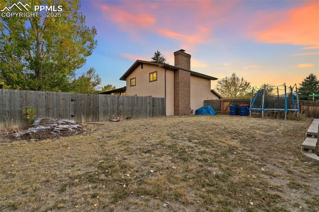 Image 33 of 37: Yard