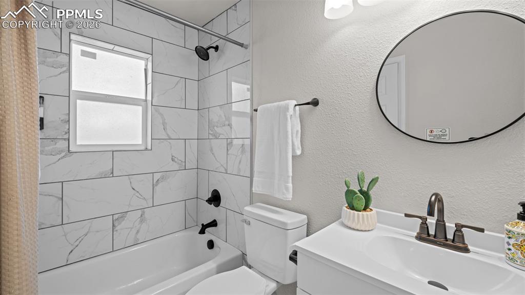 Image 18 of 37: Bathroom