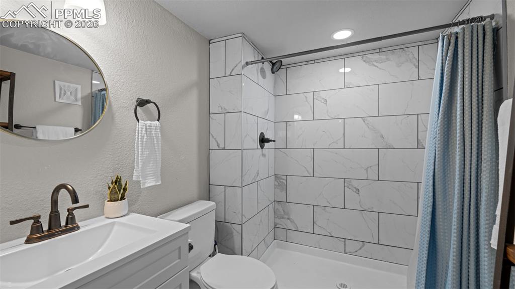 Image 31 of 37: Bathroom