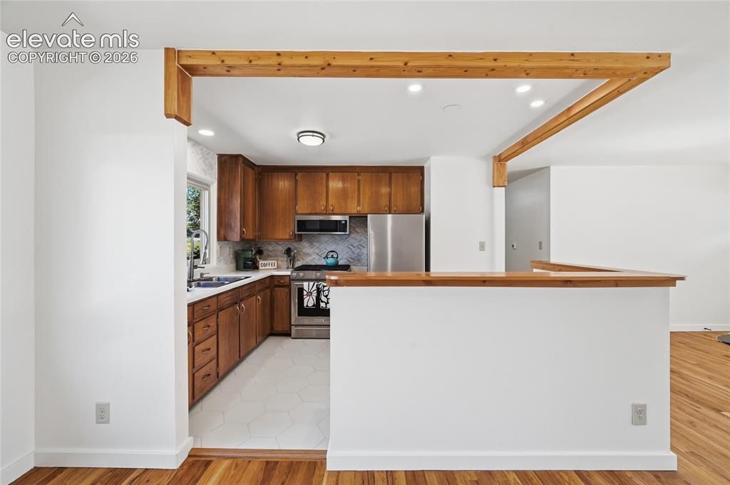 Image 11 of 33: Kitchen